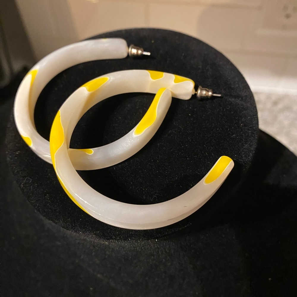 80/90s styled yellow and white acrylic hoop earrings
